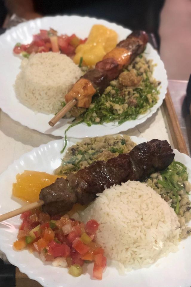 Foto de um prato de comida com arroz, mandioca e carne - Metrópoles