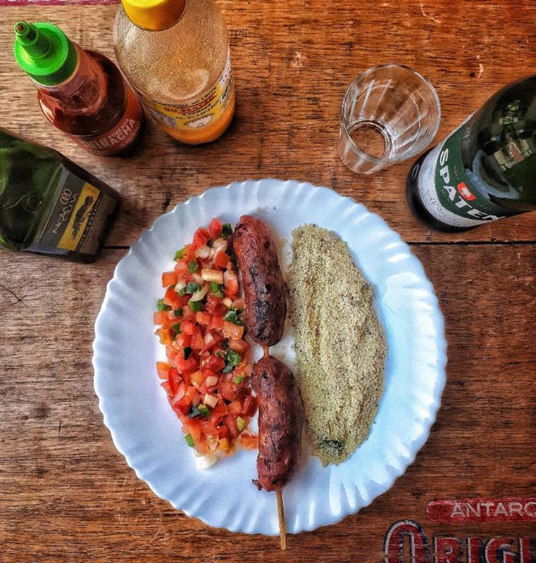 Foto de um prato de comida com arroz, mandioca e carne - Metrópoles