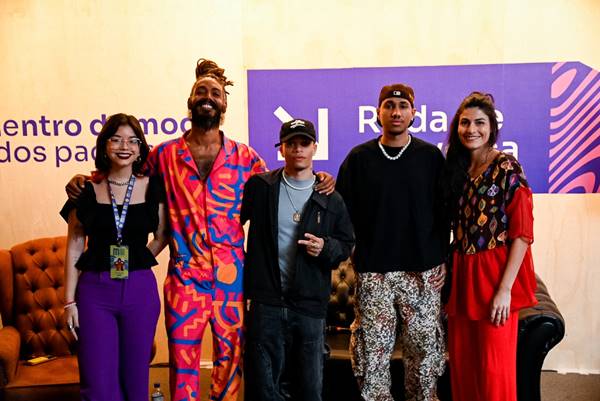 Na imagem com cor, participantes da roda de conversa do MFDF - Metrópoles