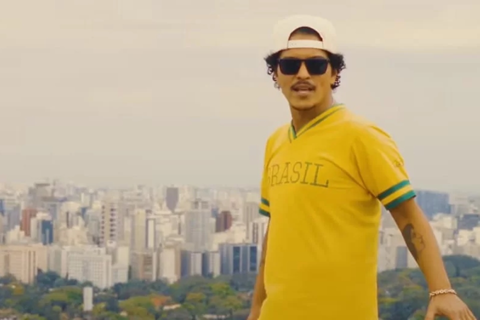 Print de um vídeo colorido de Bruno Mars - Metrópoles