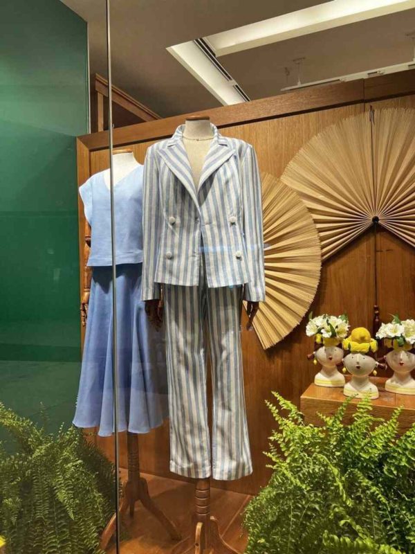 Na imagem com cor, uma vitrine com roupas - Metrópoles