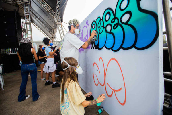 Na imagem com cor, pessoas grafitando - Metrópoles