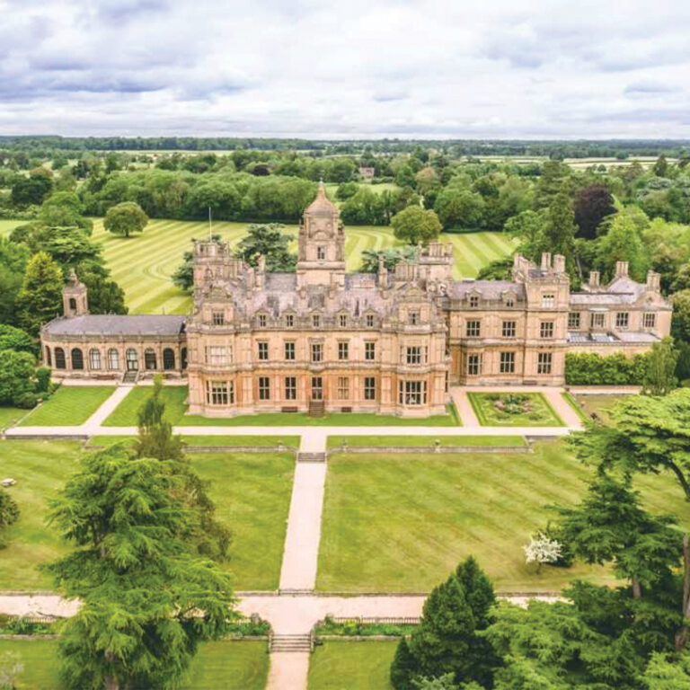 Foto colorida. Imagem mostra a visão área da Westonbirt School