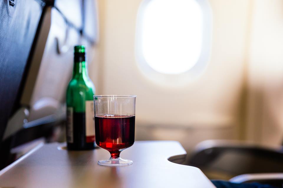 Copo plástico de vinho tinto no avião - Metrópoles