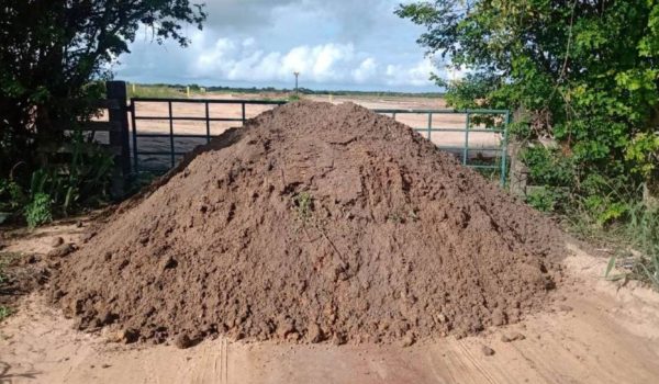 Entrada da pista de pouso interditada com areia para impedir oficiais de justiça de chegarem lá