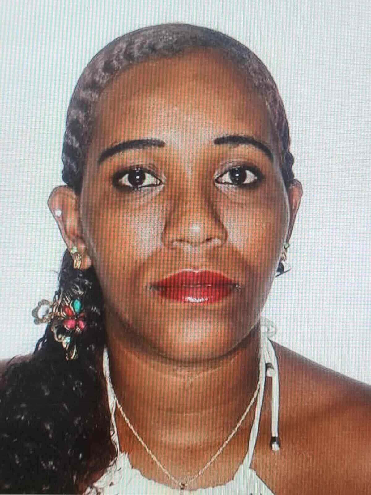 Em foto colorida 3x4 mulher parda com batom vermeljho e cabelo trançado ao estilo afro - Metrópoles