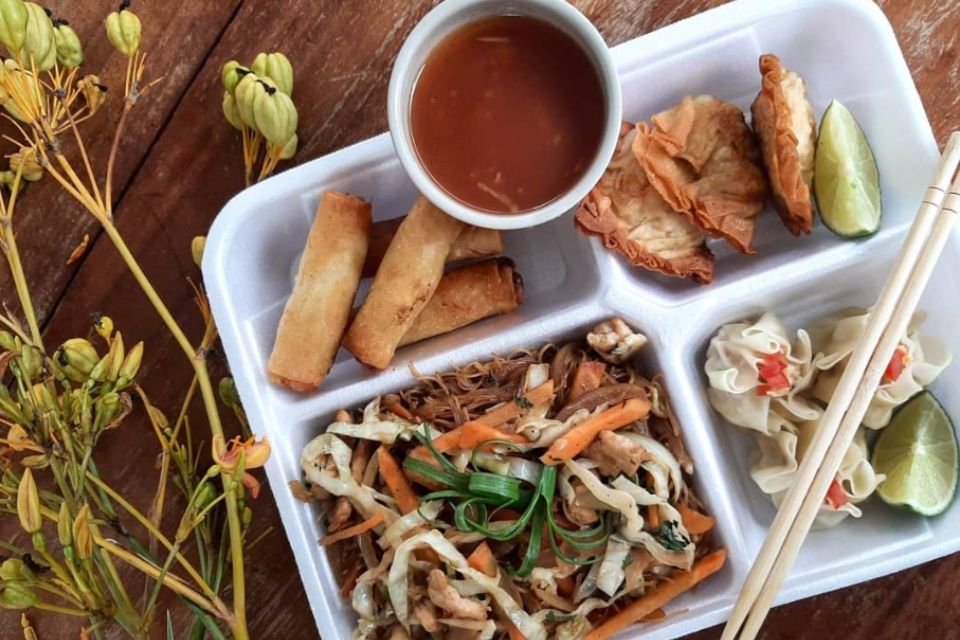 Foto colorida de um combo de comida - Metrópoles