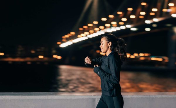 Foto mostra mulher correndo a noite