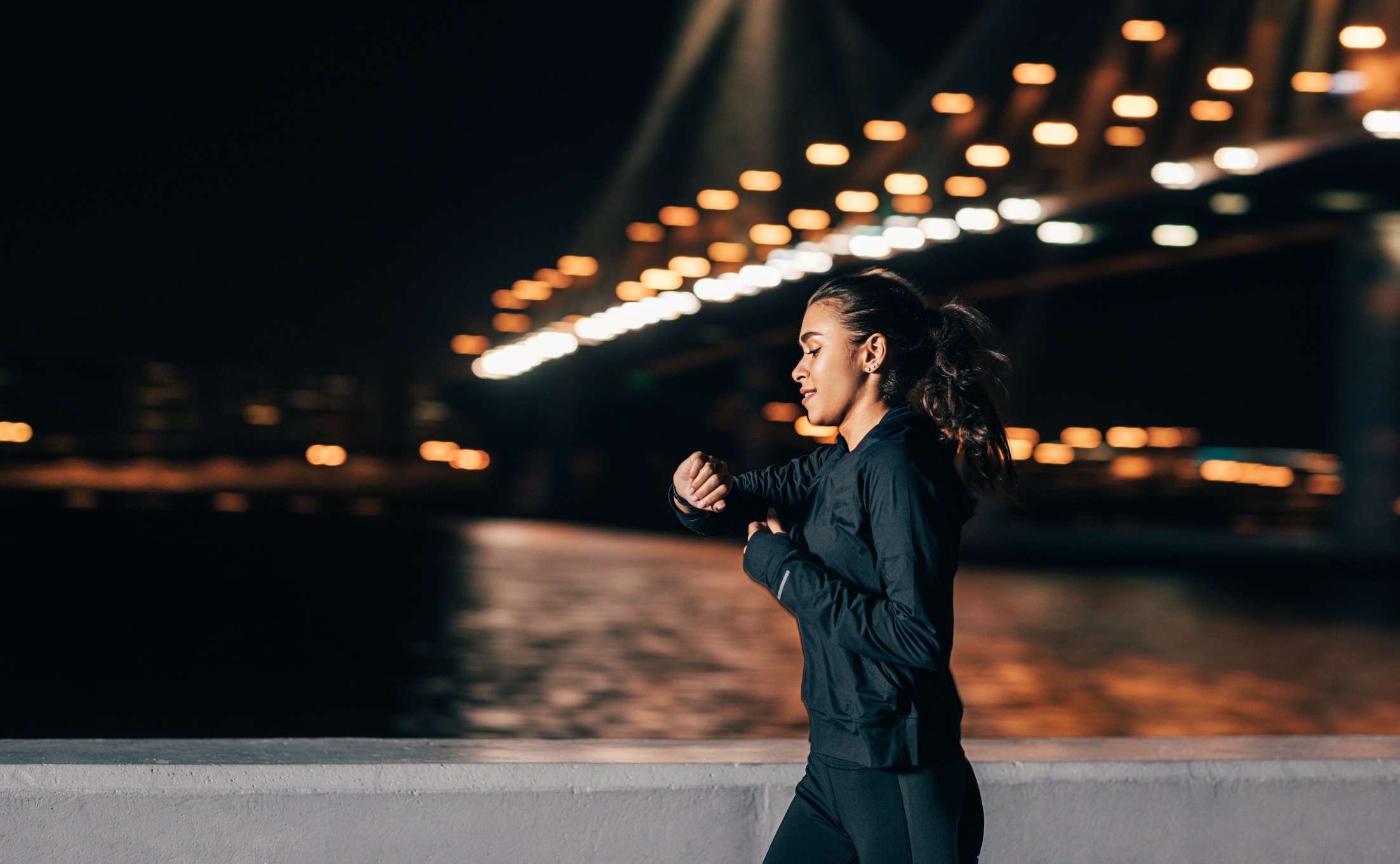 Foto mostra mulher correndo a noite. Exercício noturno prejudica o sono