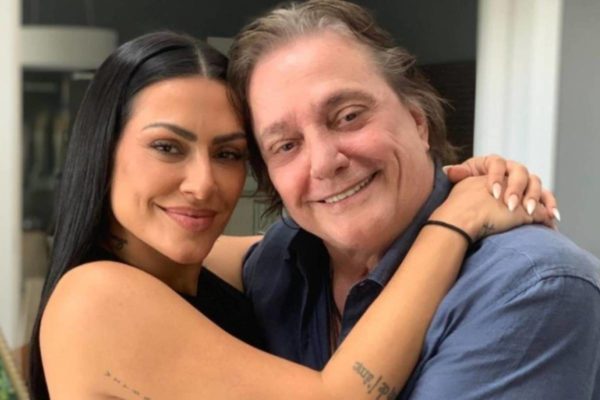 Foto colorida de cleo pires com fábio jr - Metrópoles