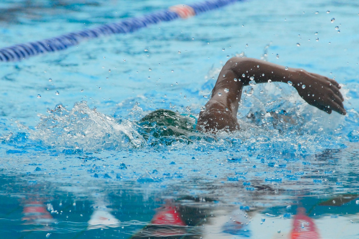 Pessoa nadando em piscina - Metrópoles