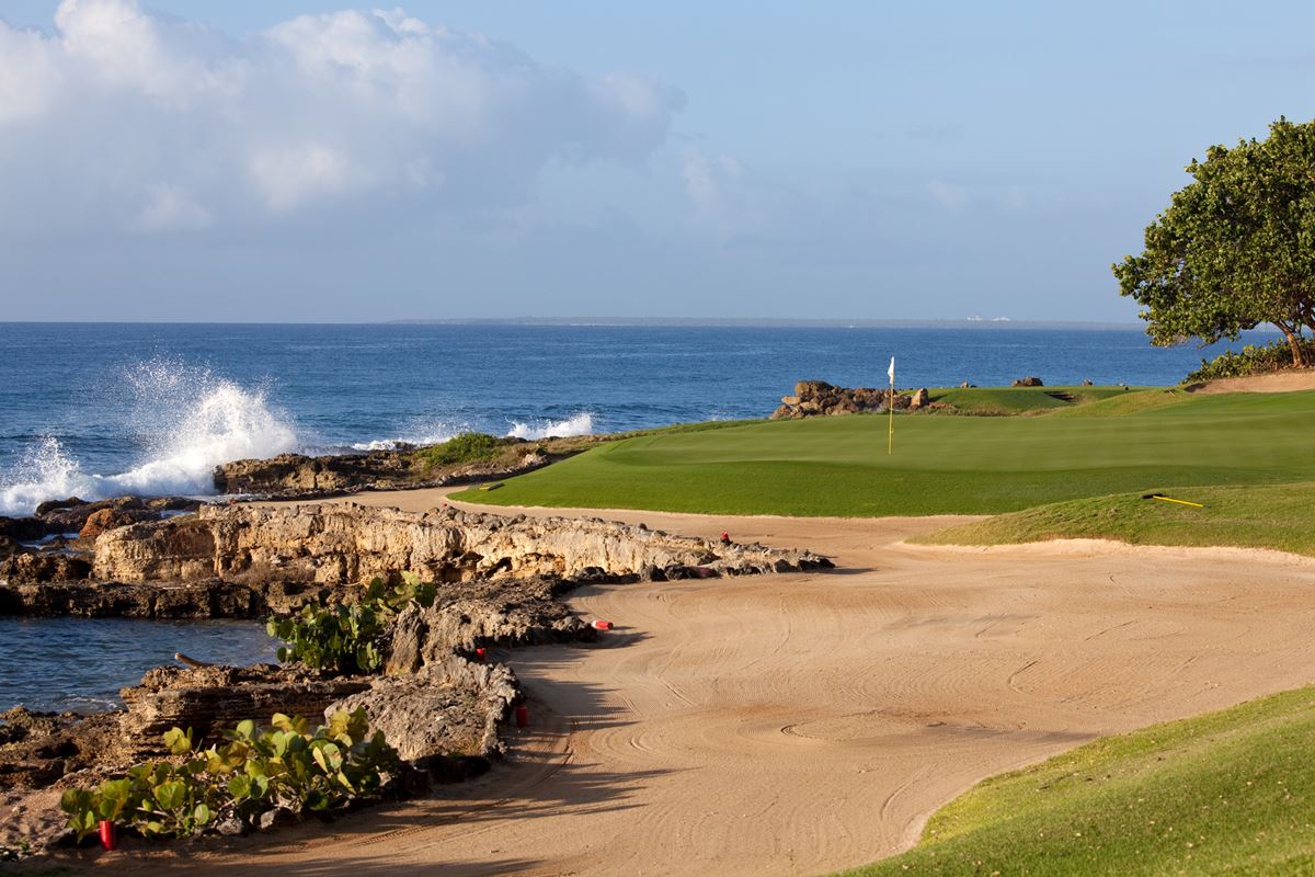 Foto colorida de campo de golfe à beira-mar - Metrópoles