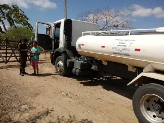 Caminhão pipa que leva água a municípios que sofrem com a seca