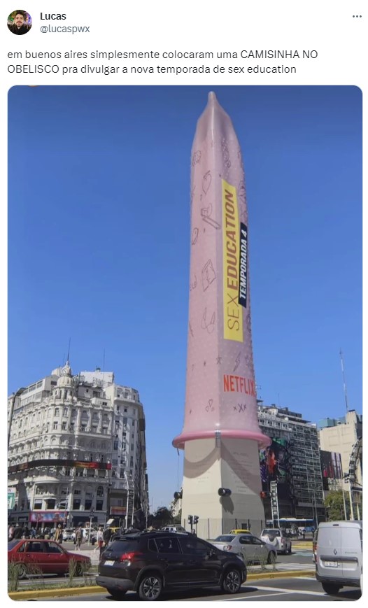 Print colorido de um tweet que mostra o obelisco de buenos aires sendo coberto por uma camisinha gigante e cor de rosa - Metrópoles