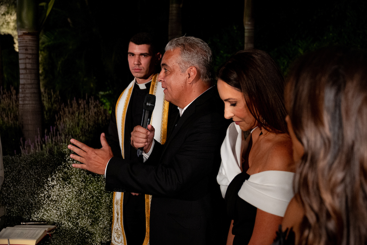 Padre Reinald abençoa o casal