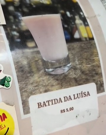 Frame de um vídeo em que é mostrada a bebida que o Bar da Cachaça fez em homenagem a Luísa Sonza - Metrópoles