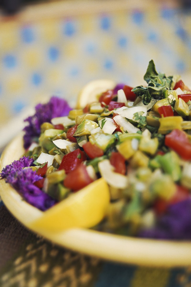 Foto colorida de salada colorida em prato amarelo - Metrópoles