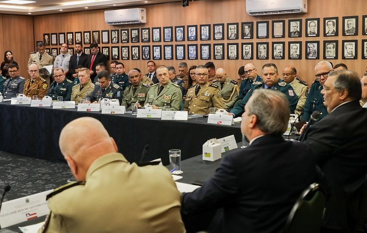 foto colorida de Dino e Tadeu Alencar em reunião com comandantes da PM - Metrópoles
