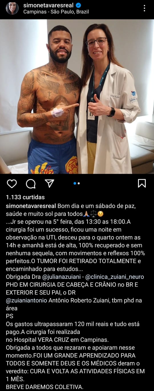 Reprodução de uma postagem do instagram da mãe do jogador Junior Tavares, onde o jogador aparece sem camisa e abraçado com a médica que fez a cirurgia no cérebro dele - Metrópoles