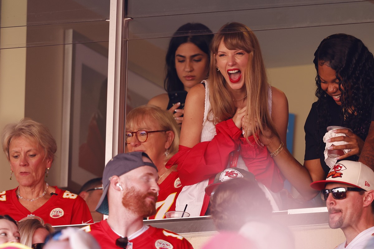 Taylor Swift vibra pelo Kansas City Chiefs, time do affair Travis Kelce, nesse domingo (24/9)