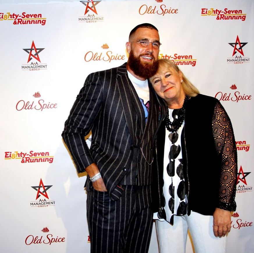 Travis Kelce ao lado da mãe, Donna Kelce