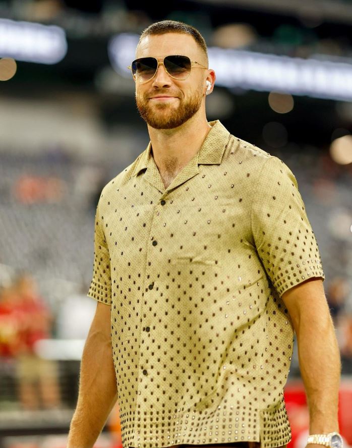 Travis Kelce esbanja beleza e estilo dentro e fora do campo