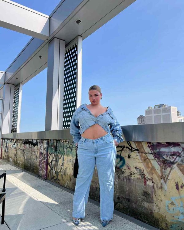 Na imagem com cor, influencer usando looks em jeans - Metrópoles