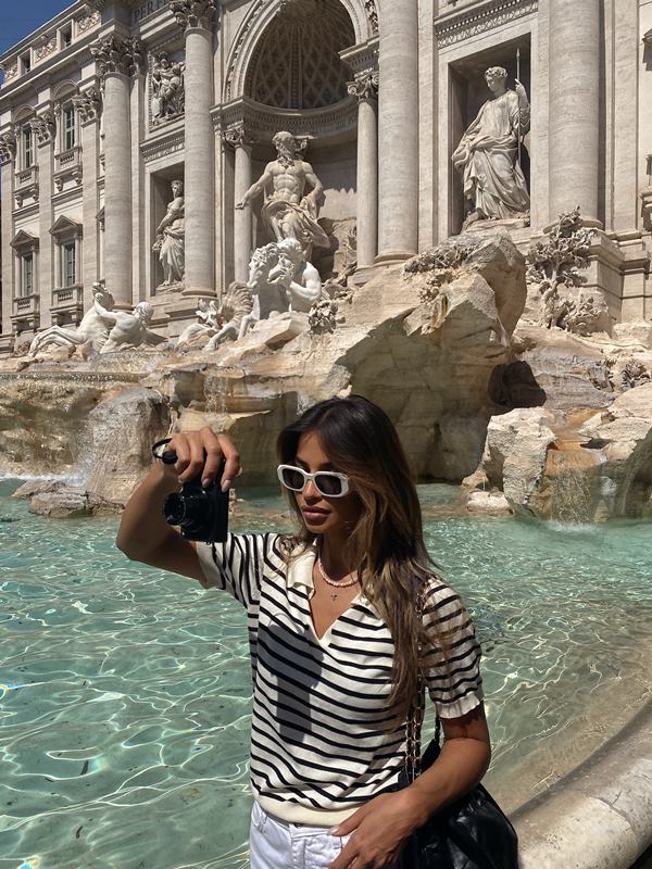 Na imagem com cor, mulher posa para fotos estilosas no Instagram - Metrópoles