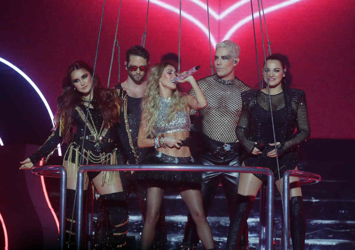 Na imagem com cor, a banda RBD em show - Metrópoles