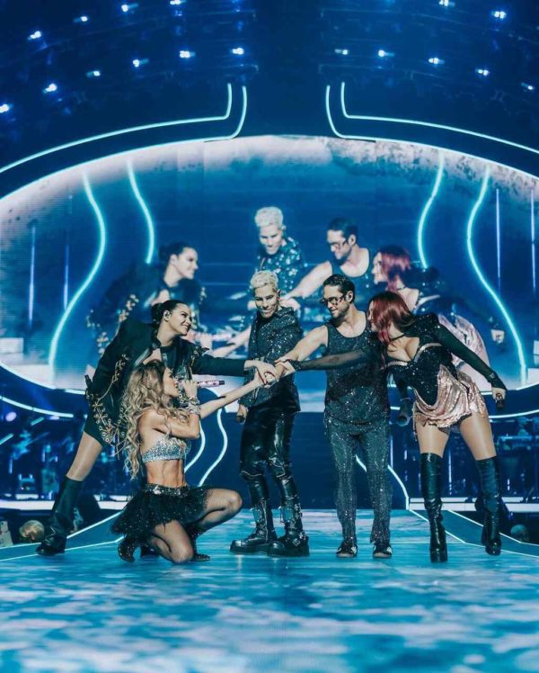 Na imagem com cor, a banda RBD no palco da turnê - Metrópoles