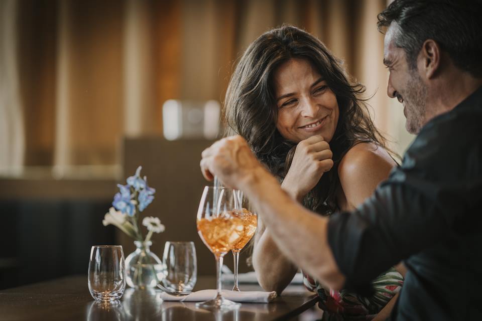 Foto colorida de um casal juntos - Metrópoles