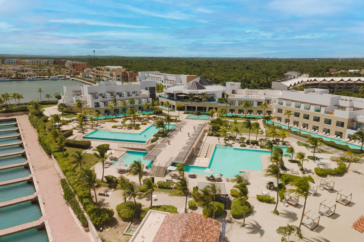 Foto colorida de vista panorâmica de hotel, com várias piscinas - Metrópoles