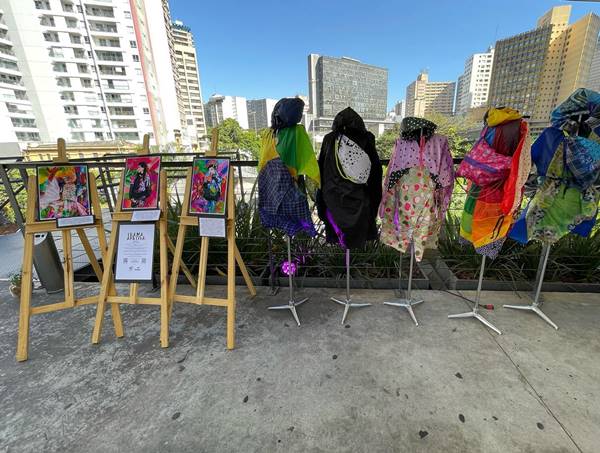 Exposição de peças coloridas de roupas - Metrópoles