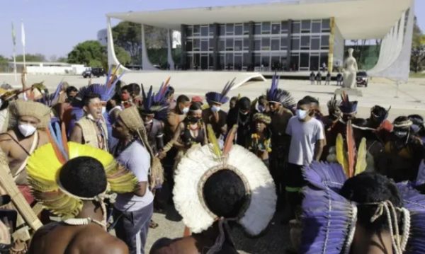 Indígenas em frente ao Supremo Tribunal Federal