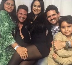 Foto de Maria Costa com os filhos, Eduardo Costa, Sara e Weliton