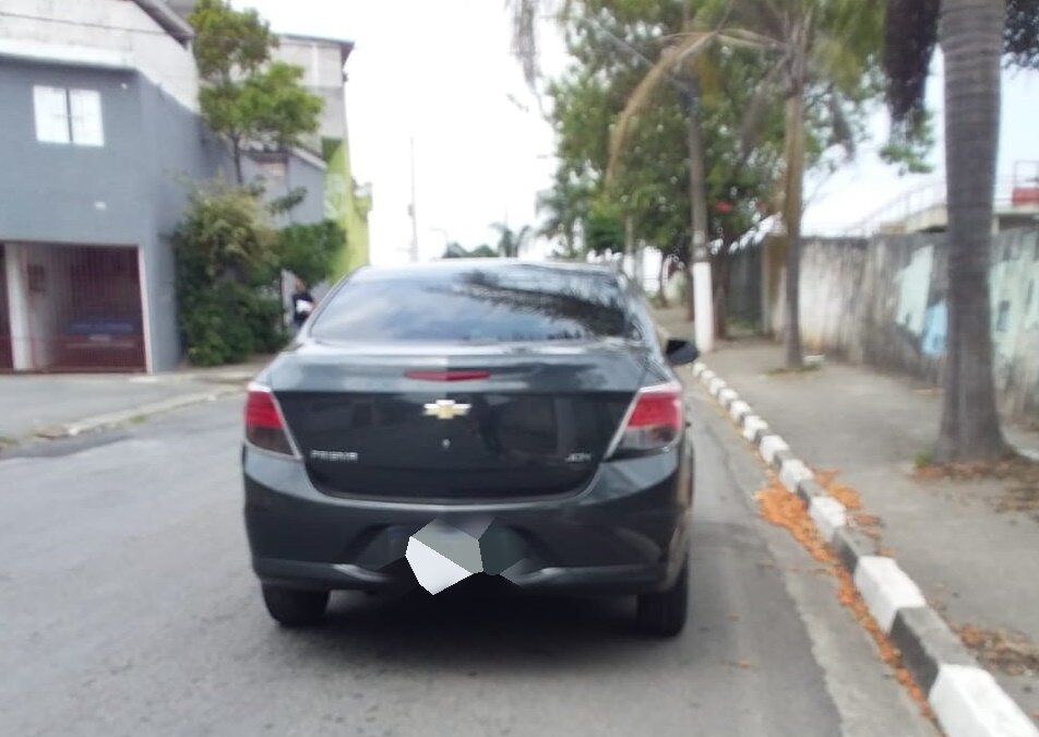 Foto colorida de traseira de Chevrolet Prisma preto - Metrópoles