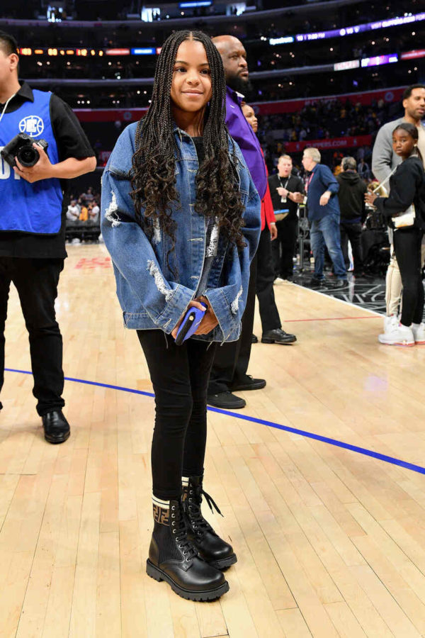 Na imagem com cor, Blue Ivy posando para foto em quadra de basquete - Metrópoles