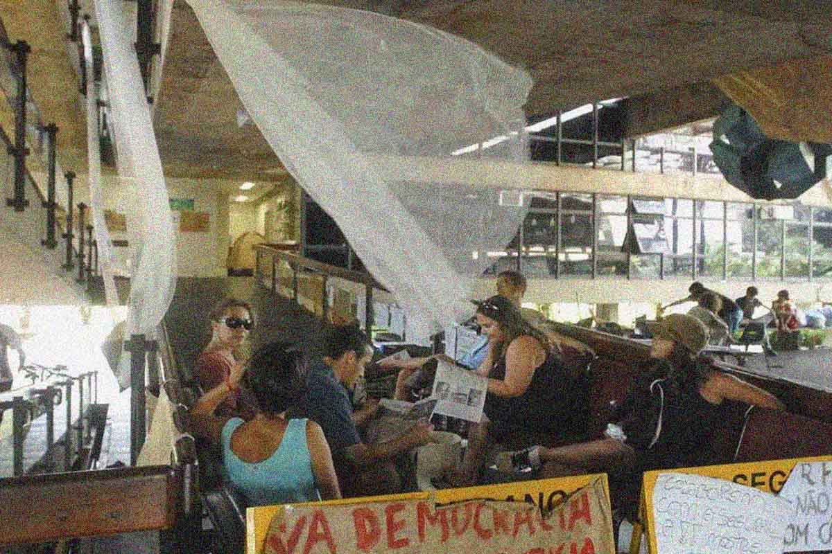 Estudantes organizam barricadas em rampas na reitoria