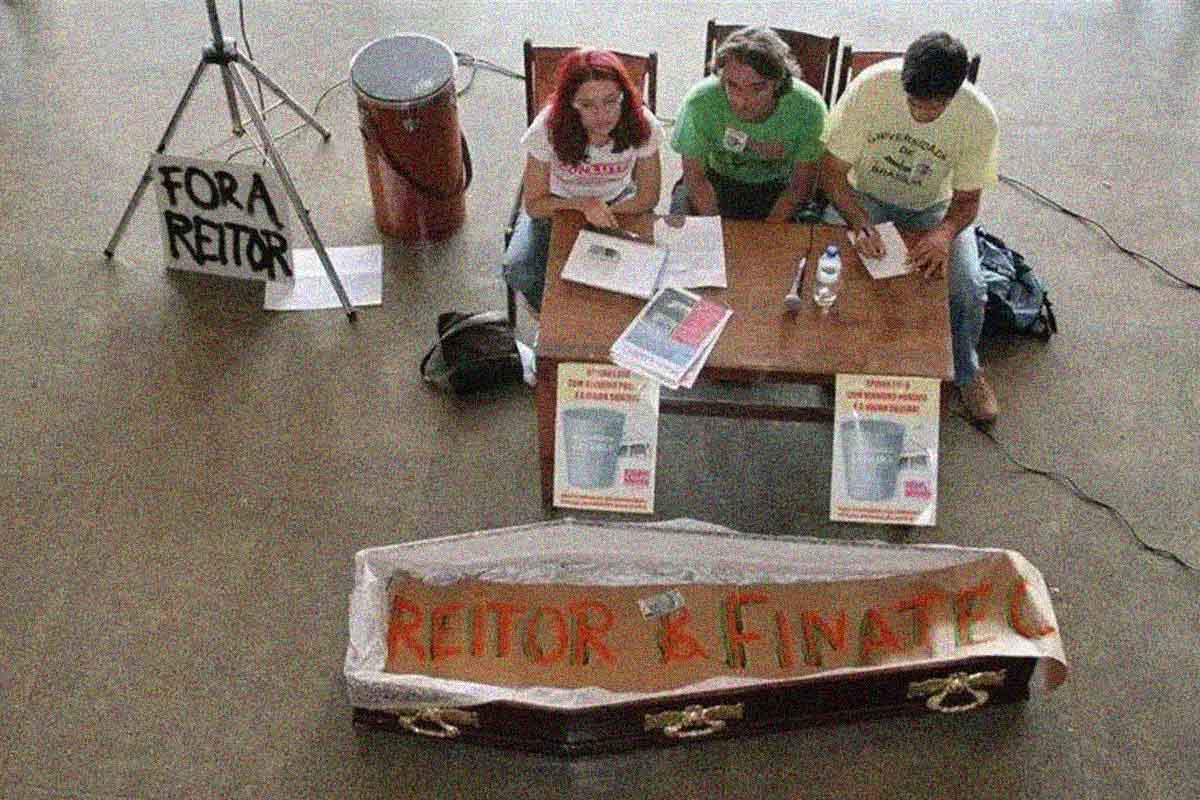 Imagem de alunos em assembleia na unb 2008 durante a ocupação da reitoria luiza oliveira e fabio felix