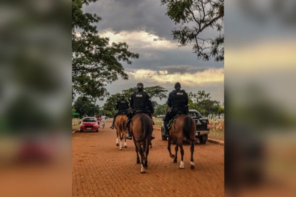 Cavalaria da PMDF realizando escolta de Lídia Pires Ferreira