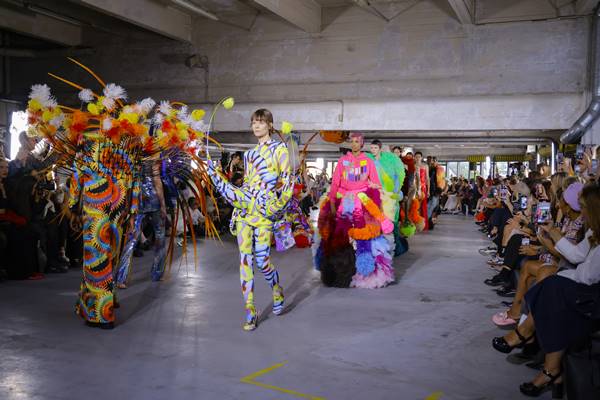 Looks coloridos em passarela de moda - Metrópoles