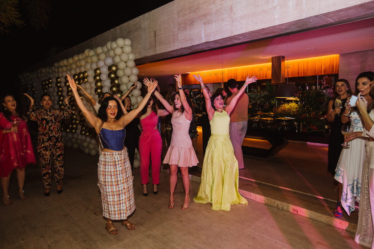 Amigas brindam a vida de Cleucy Estevão