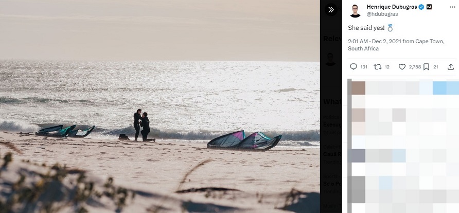 Print de um tuíte em que traz a foto de um casal perto do mar - Metrópoles