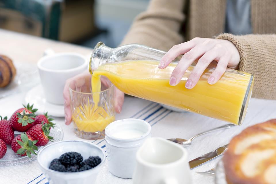 Foto colorida de um suco de laranja - Metrópoles