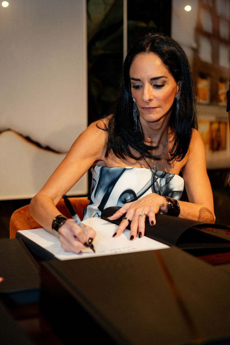 Fernanda Naman autografa livro So Far