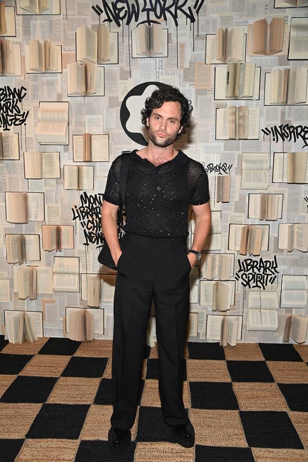 Ator Penn Badgley usando look todo preto com bolsa - Metrópoles