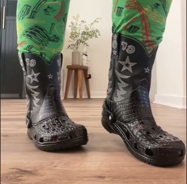 Na imagem com cor, a versão das botas western da Crocs - Metrópoles