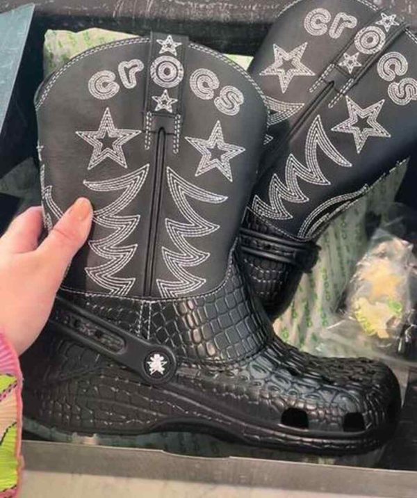 Na imagem com cor, a versão das botas western da Crocs - Metrópoles