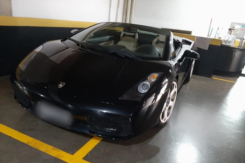 Imagem colorida mostra Lamborghini de R$ 1 milhão apreendida pela PF em operação no RJ