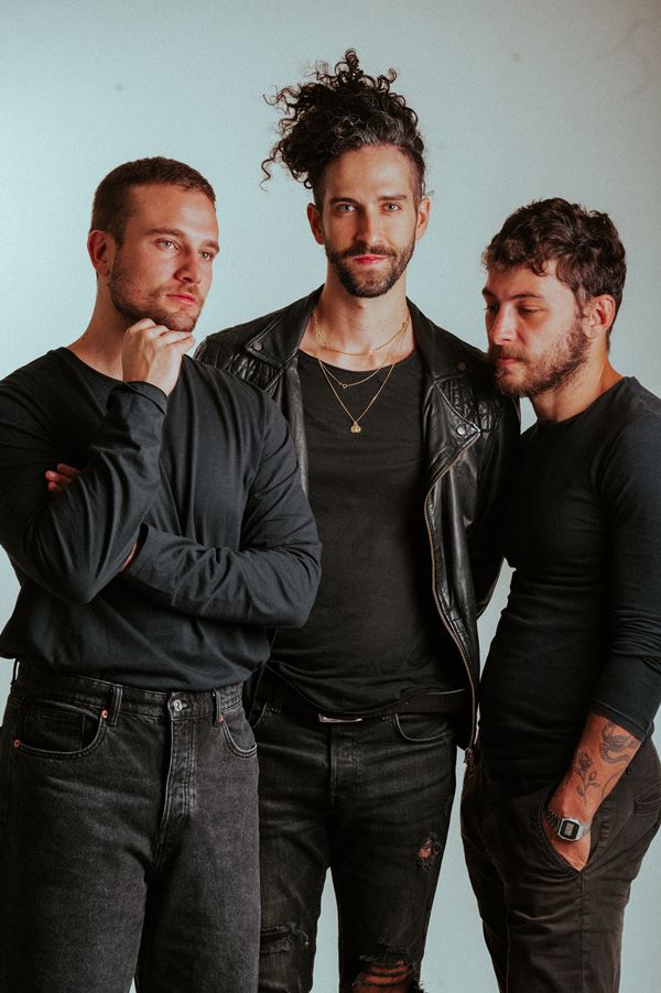 Na imagem com cor, três homens brancos são fotografados em clima descontraído - Metrópoles